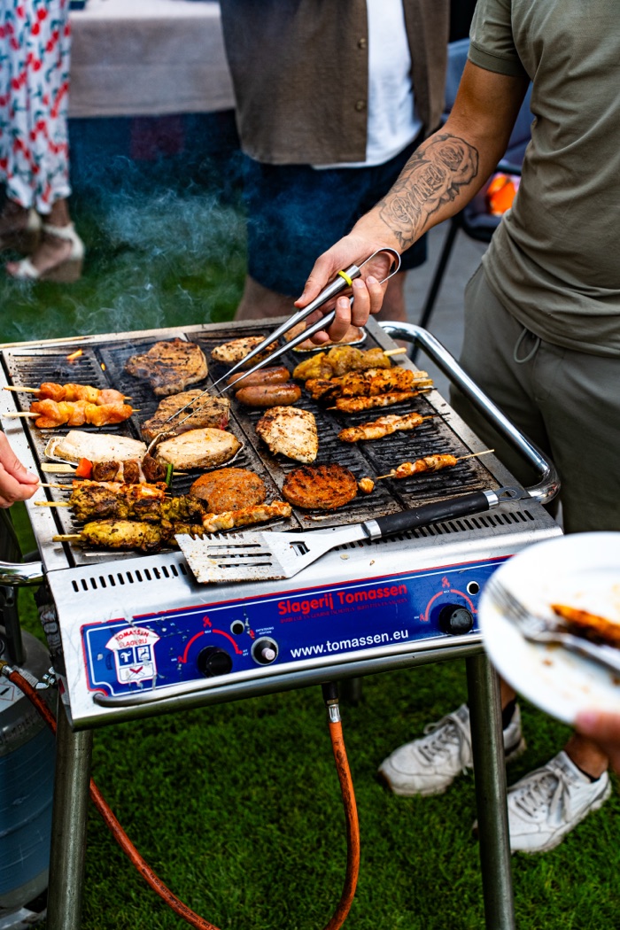 Vlees en spiezen op de Tomassen-grill, vuur en rook
