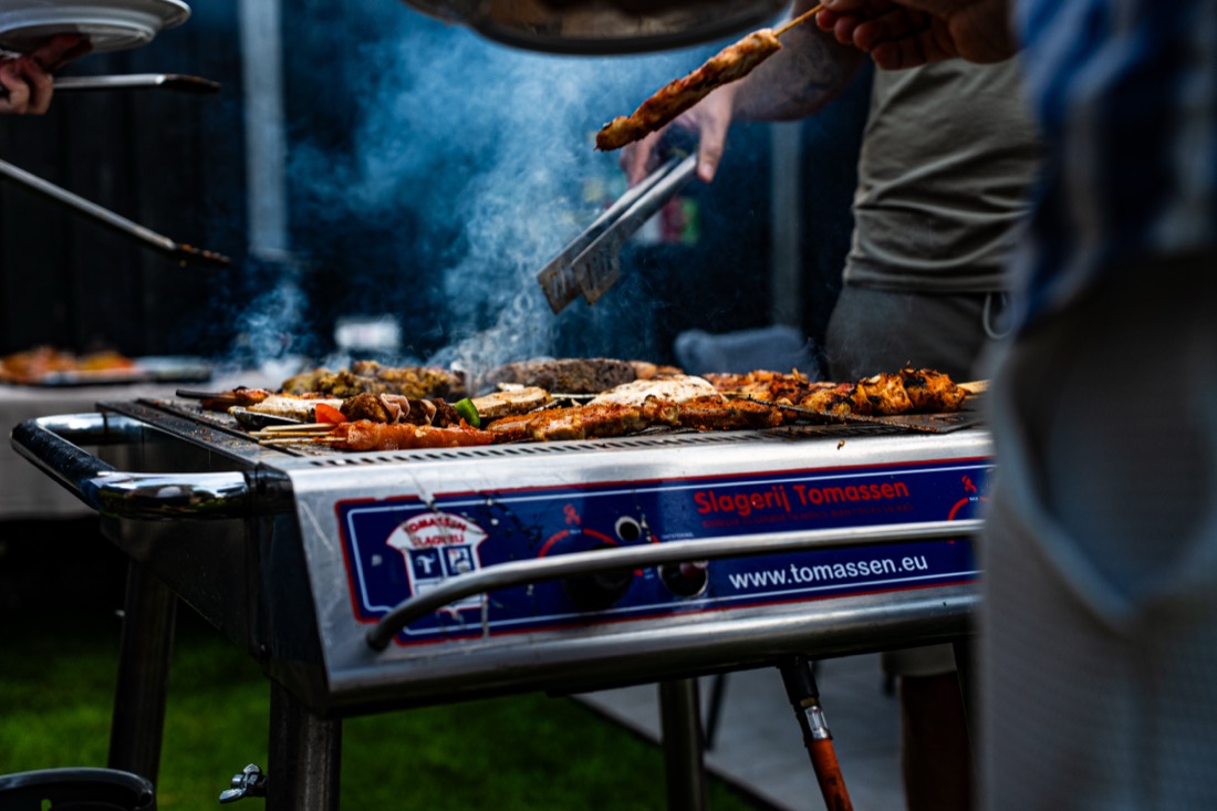De eigen barbecue van Slagerij Tomassen met vers vlees en rook